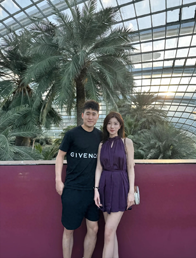 雷竞技官方网站-姜伟泽和女友近照，小角色逆袭，年薪275万，女友是性感美女|吉林队|中国男篮|nba|吉林市|吉林省_新浪体育_新浪新闻